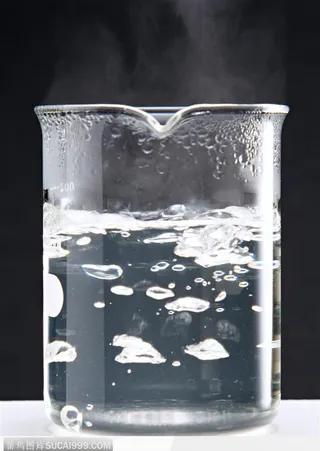 研究实验器具-烧杯中沸腾的水