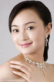 珠宝首饰广告素材 展示钻石首饰的女性面部特写