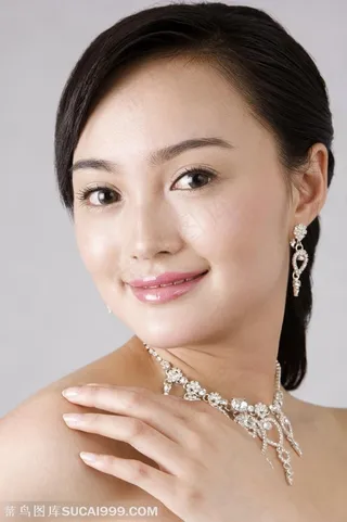 珠宝首饰广告素材 展示钻石首饰的女性面部特写