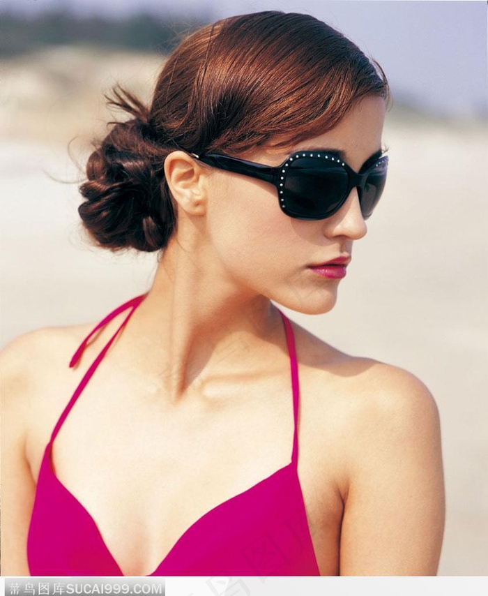 戴墨镜的外国女性