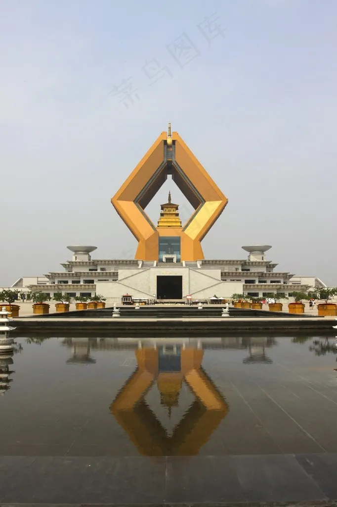 蓝天下的舍利塔建筑