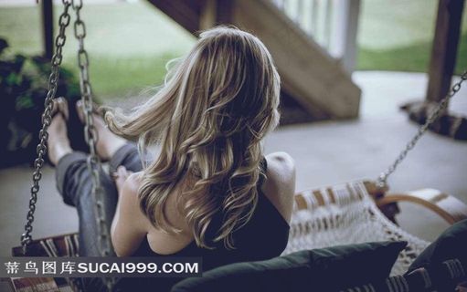 椅子上的美女背影