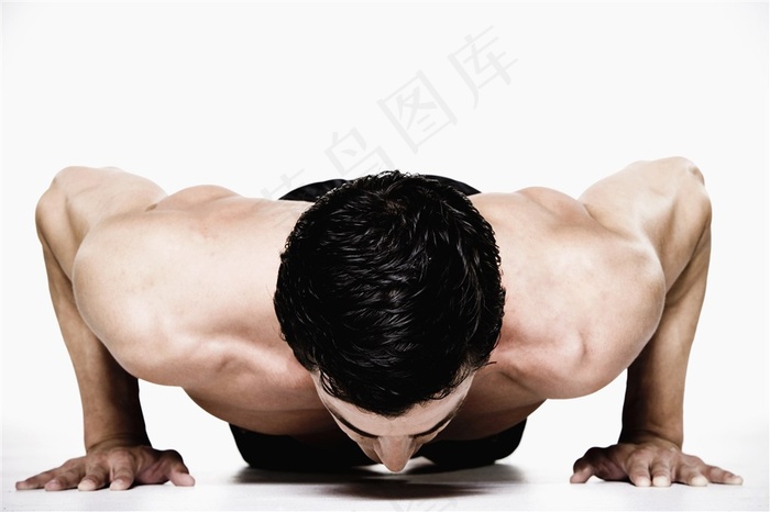 健身男俯卧撑