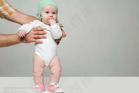 创意搞怪广告素材 含着手指被扶着站立的外国婴儿 创意搞怪广告素材 含着手指被扶着站立的外国婴儿