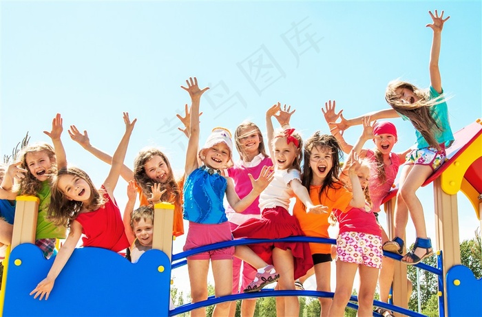 一群开心玩耍的小孩