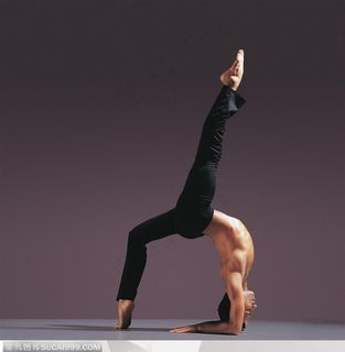 舞蹈动作-向后下腰单脚抬起舞蹈的外国男士