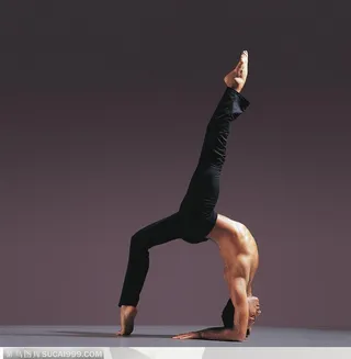 舞蹈动作-向后下腰单脚抬起舞蹈的外国男士