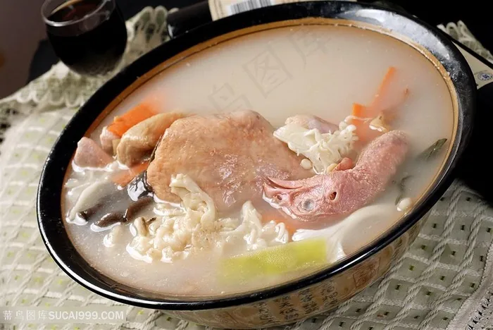 热野菌炖鸡的美食图片