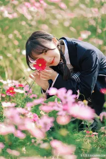 花丛中的清纯可爱女生摄影写真图片