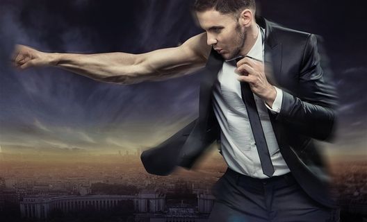 西装出拳的男人