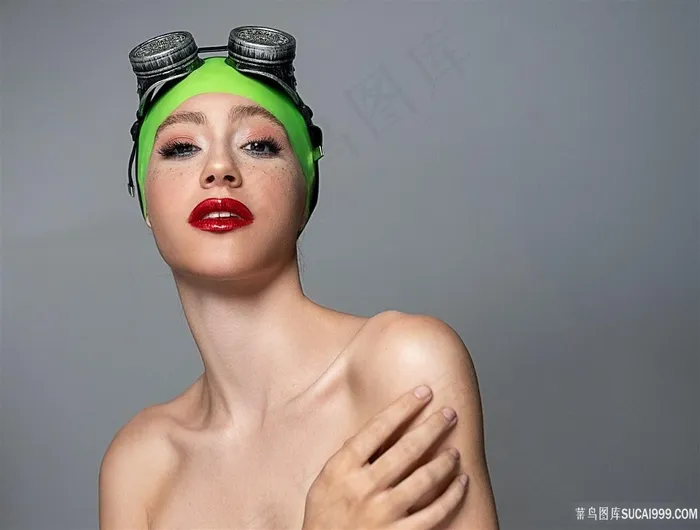 游泳女性图片