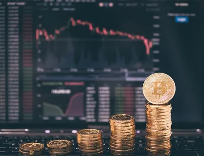 数据图表背景上码放的金币高清图片 数据图表背景上码放的金币高清图片