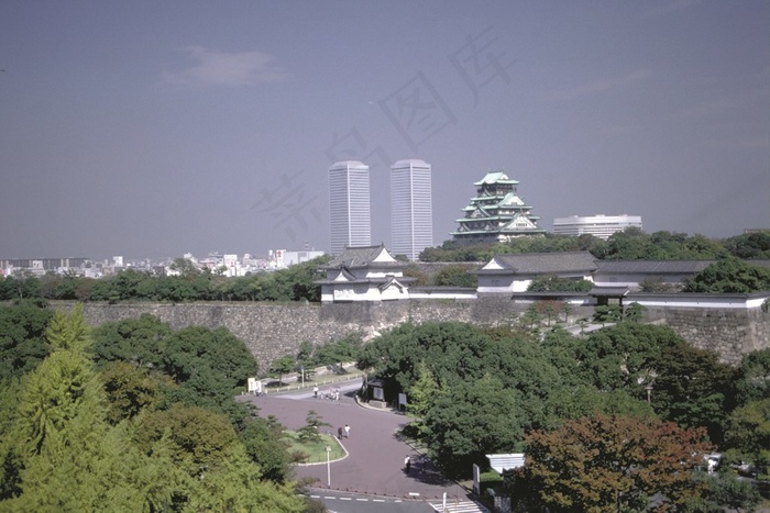 树林旁古城墙后的城市建筑