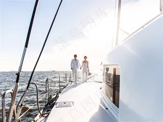 恋人在游艇上看海景婚纱样片