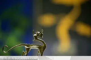 含着珠的铜铸龙