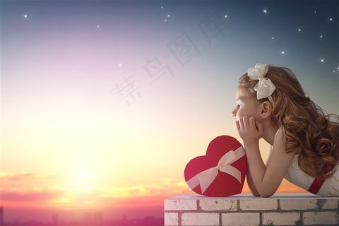 看着礼物盒的小女孩儿童图片