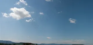 蓝天中一点云朵图