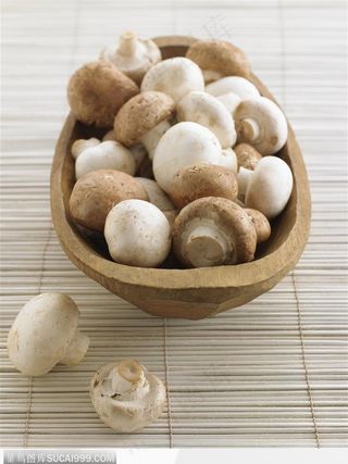 新鲜食材-瓷碗中的香菇
