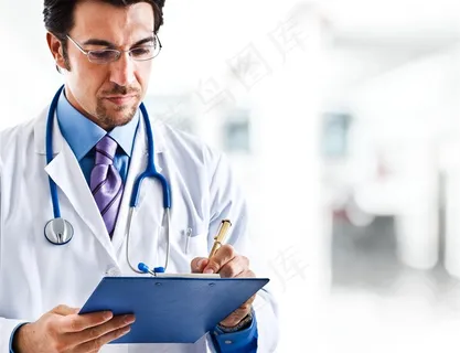 拿着文件簿做笔记的男性医生高清图片
