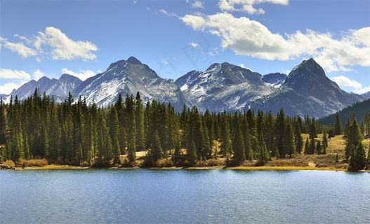 平静的高山湖泊