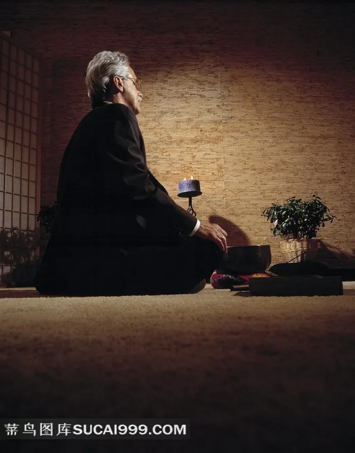 背对着静坐的男人
