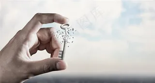 手中掰断的钥匙高清图片