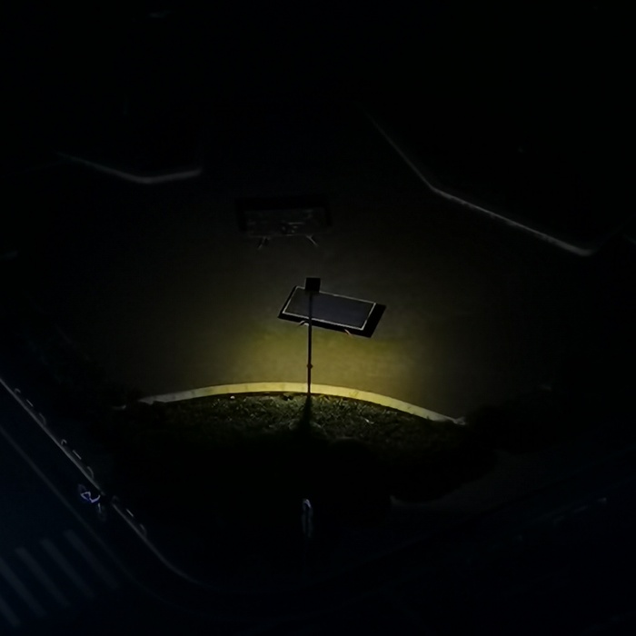 黑夜暖光寂静路灯下乒乓球桌