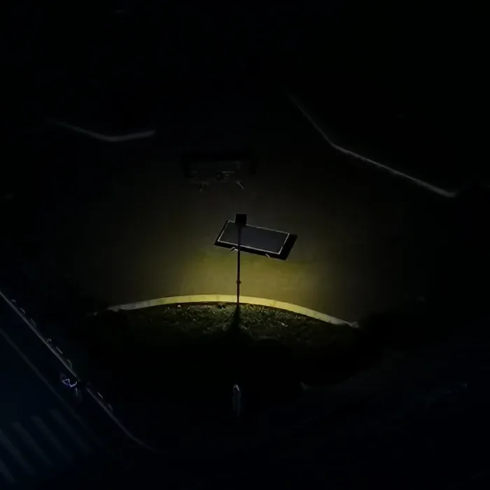 黑夜暖光寂静路灯下乒乓球桌