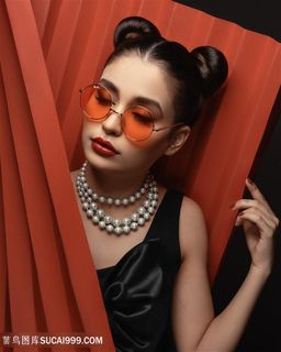 折纸背景橙色墨镜女性图片
