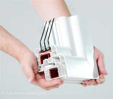 拿铝合金窗户的人物