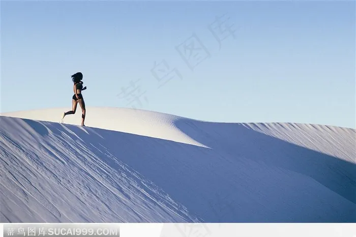 女徒步者（背面）