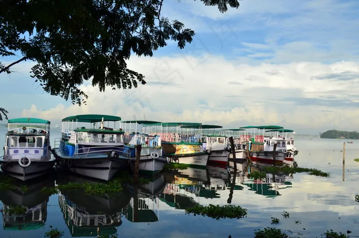 停泊的客船图片