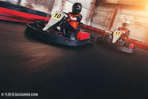 开卡丁车的赛车手高清图片