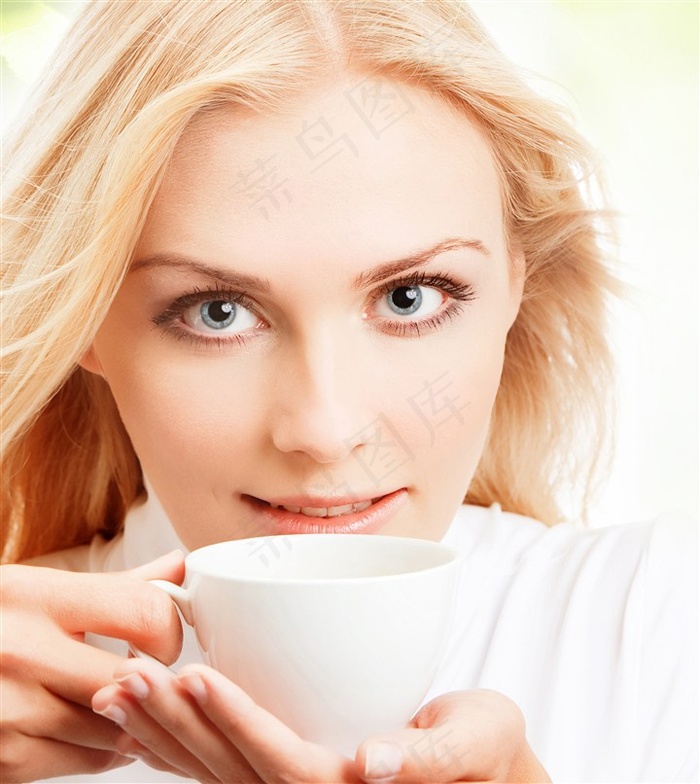 美女品咖啡图片