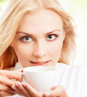 美女品咖啡图片