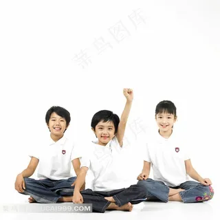 盘腿坐着的小学生 盘腿坐着的小学生