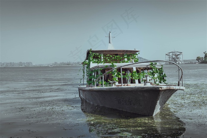 东湖废弃船只