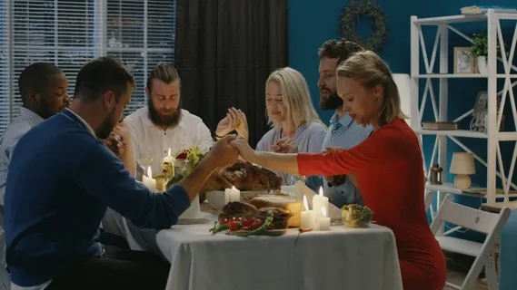 感恩节晚餐前祈祷的朋友