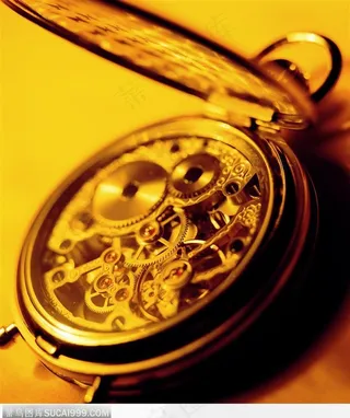 黄色灯光下的怀表内部结构