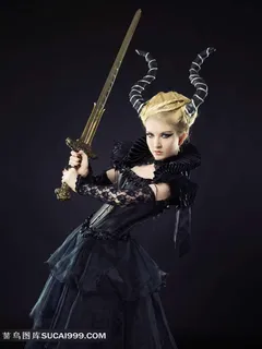 舞动古剑的黑色长裙礼服美女写真 舞动古剑的黑色长裙礼服美女写真