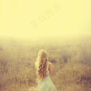 长发清新美女背影图片