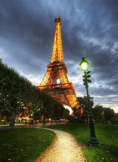 下空下的埃菲尔铁塔