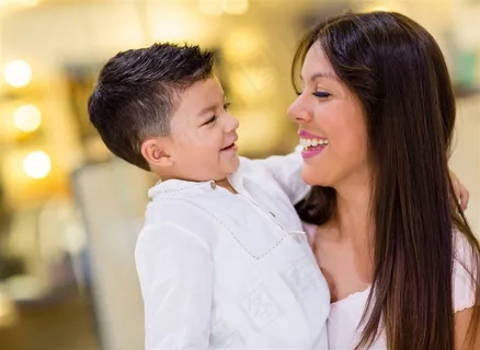 抱在一起的妈妈跟宝宝