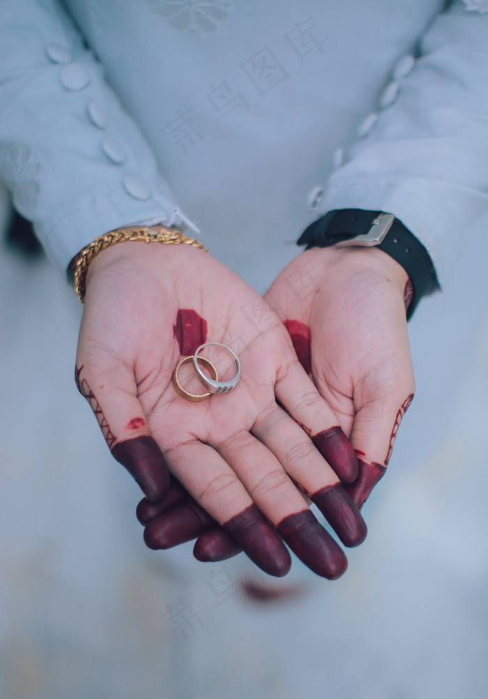 双手捧结婚戒指图片