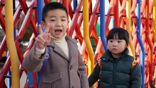 冬天上学小兄妹图片