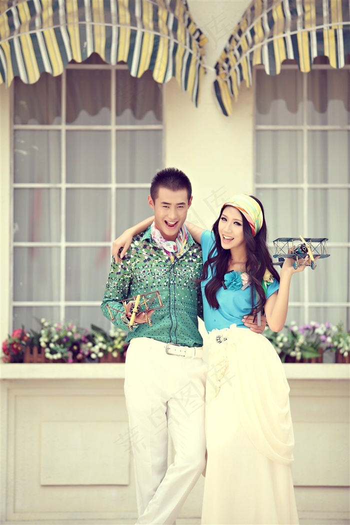 拿手机模型的情侣