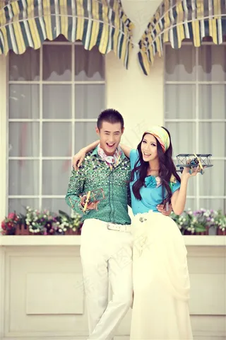 拿手机模型的情侣