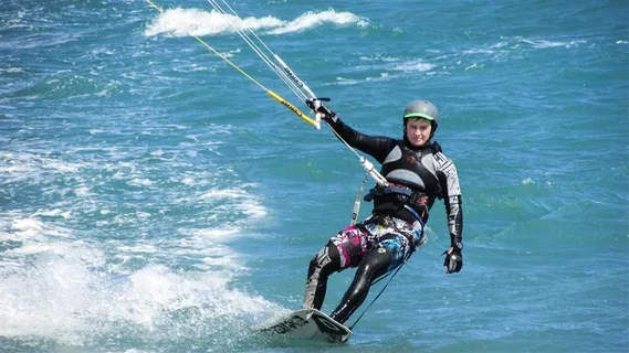 风筝冲浪运动图片