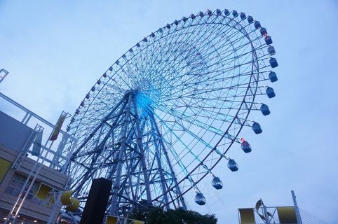 日本旋转摩天轮图片