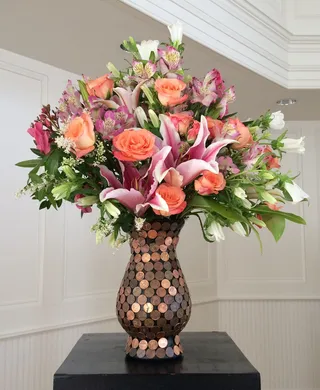 玫瑰百合夹竹桃插花